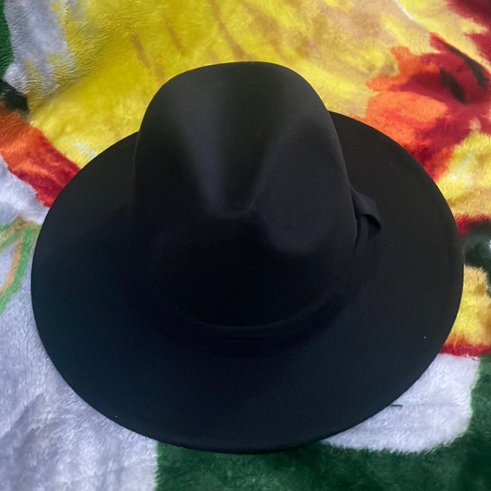 Black dress up hat 👒, 100% polyester. New worn only ones.